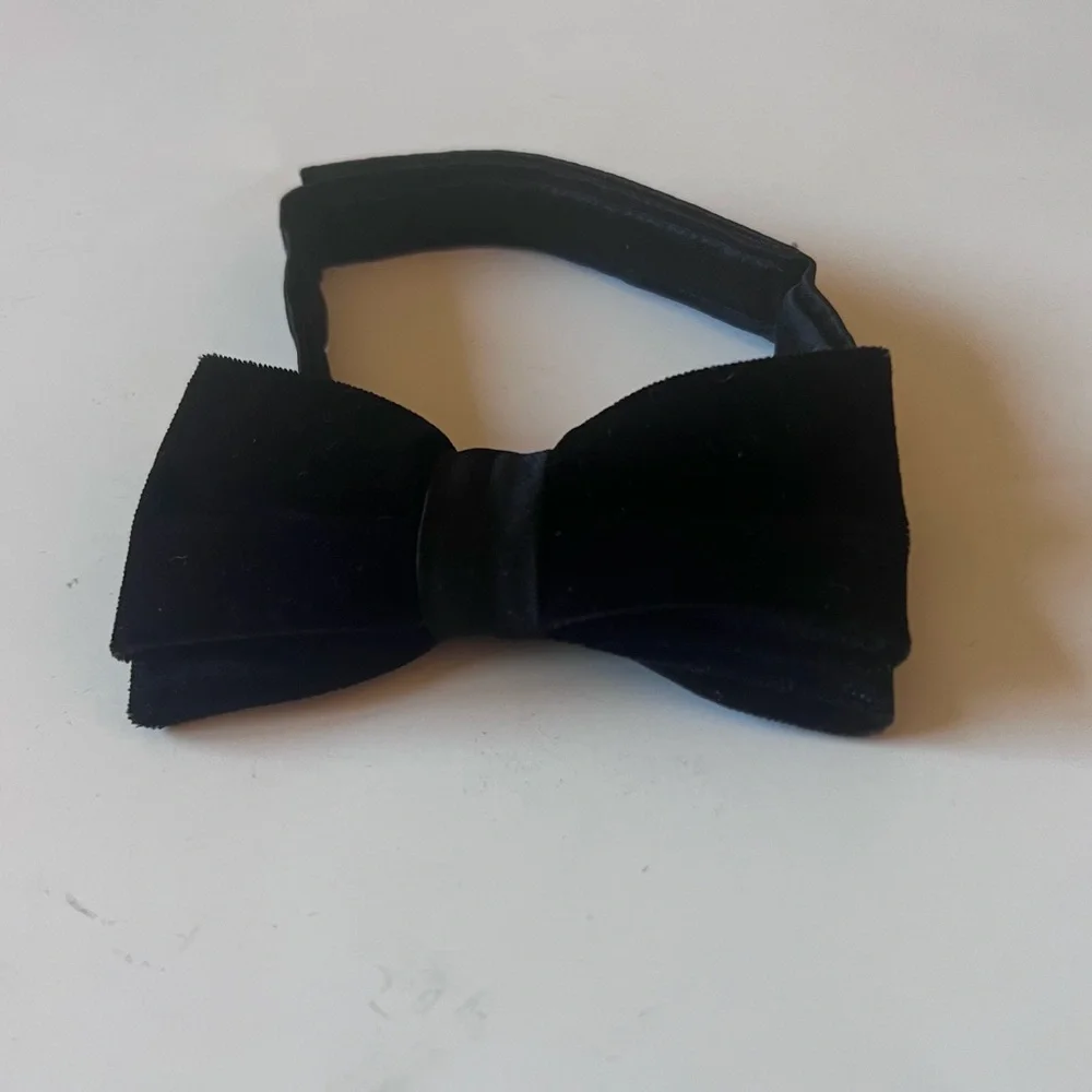 NORDSTROM FAMILY MOMENTS BOYS VELVET PRE-TIED BOW TIE BLACK OS ADJUSTABLE NWOT